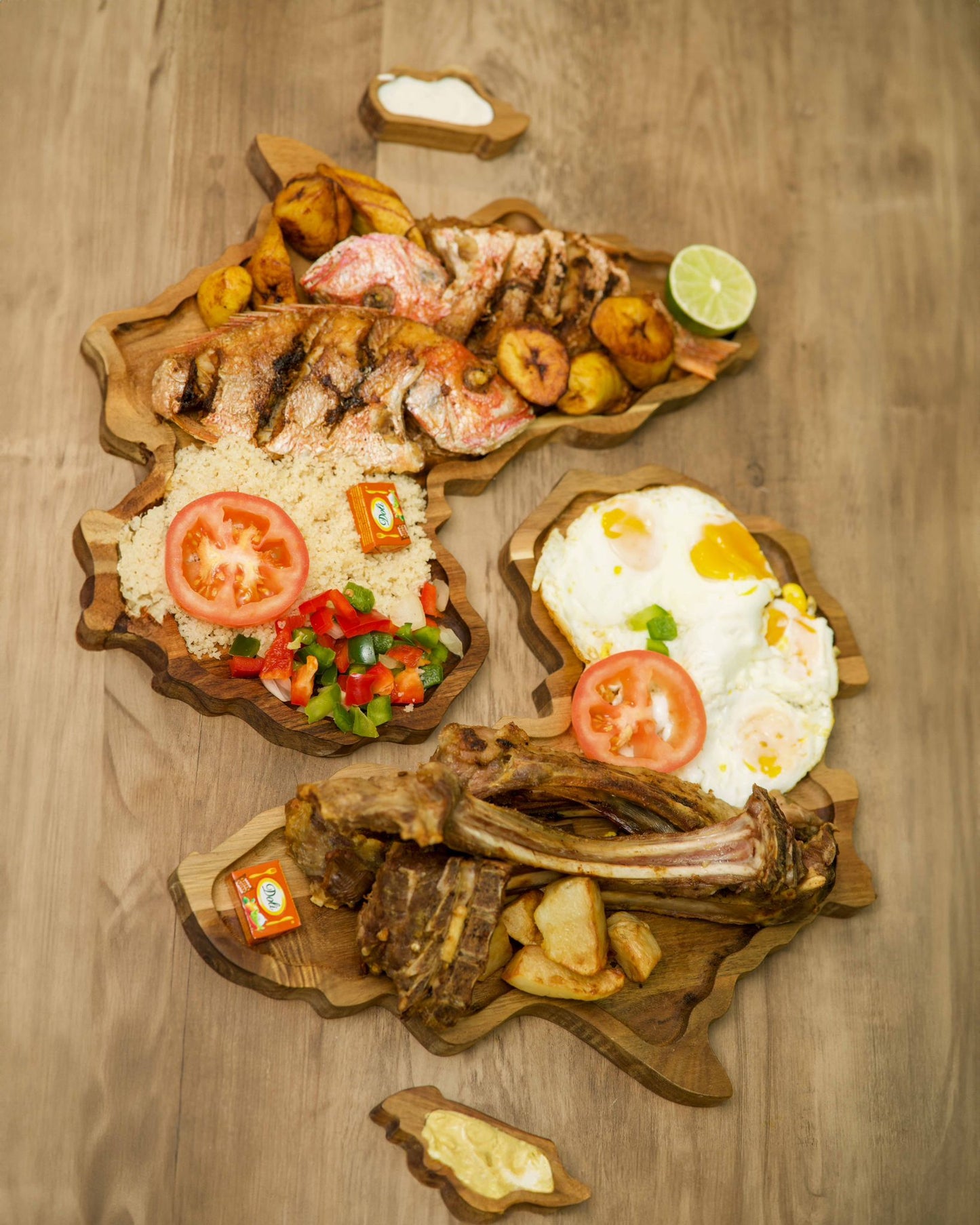 AFRICA AND MADAGASCAR WOOD PLAT SET